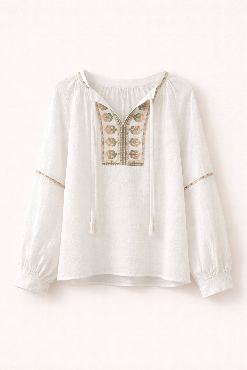 Blusa campesina de algodón texturizado bordada en color marfil suave (100 % algodón)