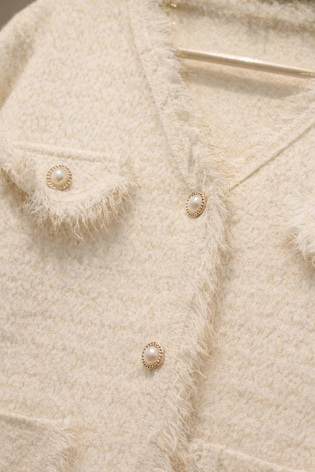 Chaqueta texturizada color crema con hilo metálico sutil